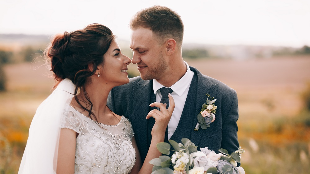 WEB Bride and Groom countryside