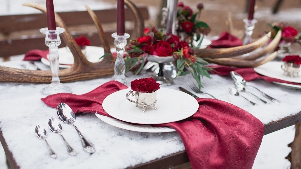 WEB Winter red wedding table-499776-edited